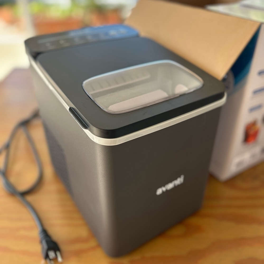 Avanti Compact Ice Maker